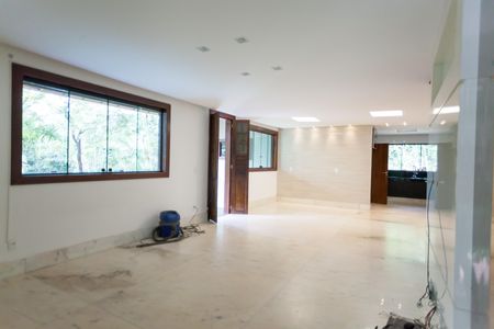 Casa de condomínio à venda com 390m², 3 quartos e 2 vagas Casa de condomínio à venda com 390m², 3 quartos e 2 vagasSala