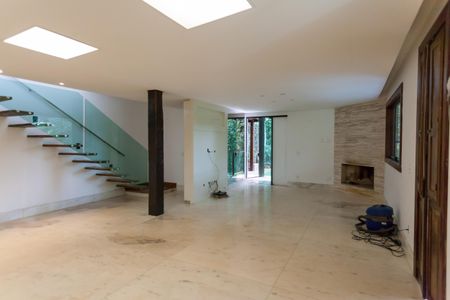 Casa de condomínio à venda com 390m², 3 quartos e 2 vagas Casa de condomínio à venda com 390m², 3 quartos e 2 vagasSala