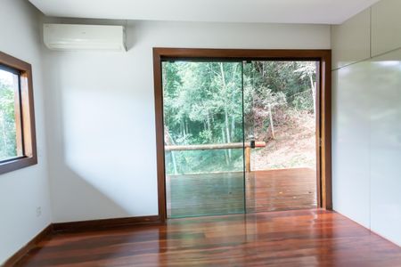 Casa de condomínio à venda com 390m², 3 quartos e 2 vagas Casa de condomínio à venda com 390m², 3 quartos e 2 vagasSuíte