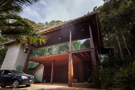 Casa de condomínio à venda com 390m², 3 quartos e 2 vagas Casa de condomínio à venda com 390m², 3 quartos e 2 vagasFachada