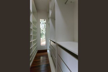 Casa de condomínio à venda com 390m², 3 quartos e 2 vagas Casa de condomínio à venda com 390m², 3 quartos e 2 vagasCloset da suíte