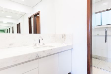 Casa de condomínio à venda com 390m², 3 quartos e 2 vagas Casa de condomínio à venda com 390m², 3 quartos e 2 vagasBanheiro Social