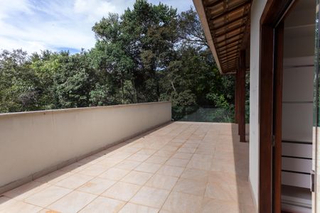 Casa de condomínio à venda com 390m², 3 quartos e 2 vagas Casa de condomínio à venda com 390m², 3 quartos e 2 vagasVaranda