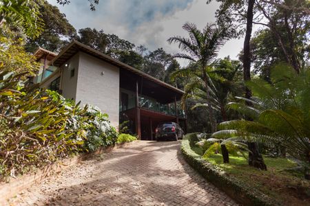 Casa de condomínio à venda com 390m², 3 quartos e 2 vagas Casa de condomínio à venda com 390m², 3 quartos e 2 vagasFachada