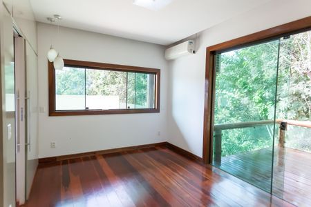 Casa de condomínio à venda com 390m², 3 quartos e 2 vagas Casa de condomínio à venda com 390m², 3 quartos e 2 vagasSuíte