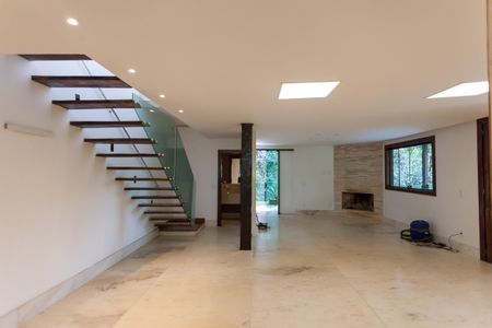 Casa de condomínio à venda com 390m², 3 quartos e 2 vagas Casa de condomínio à venda com 390m², 3 quartos e 2 vagasSala