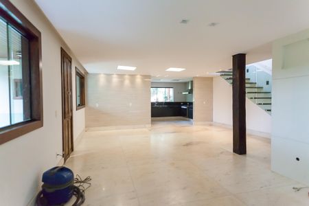 Casa de condomínio à venda com 390m², 3 quartos e 2 vagas Casa de condomínio à venda com 390m², 3 quartos e 2 vagasSala