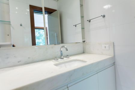 Casa de condomínio à venda com 390m², 3 quartos e 2 vagas Casa de condomínio à venda com 390m², 3 quartos e 2 vagasBanheiro da Suíte