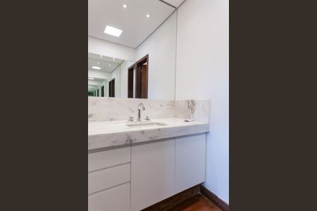 Casa de condomínio à venda com 390m², 3 quartos e 2 vagas Casa de condomínio à venda com 390m², 3 quartos e 2 vagasBanheiro Social