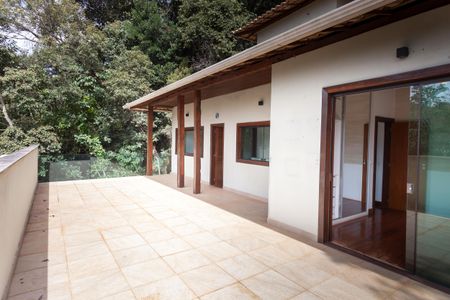 Casa de condomínio à venda com 390m², 3 quartos e 2 vagas Casa de condomínio à venda com 390m², 3 quartos e 2 vagasVaranda