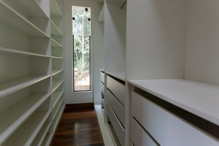 Casa de condomínio à venda com 390m², 3 quartos e 2 vagas Casa de condomínio à venda com 390m², 3 quartos e 2 vagasCloset da suíte