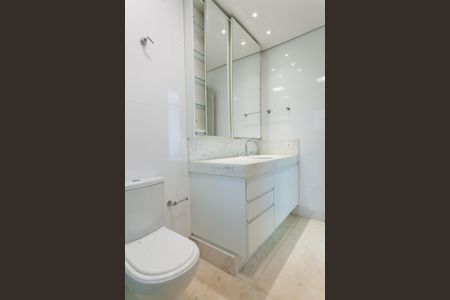 Casa de condomínio à venda com 390m², 3 quartos e 2 vagas Casa de condomínio à venda com 390m², 3 quartos e 2 vagasBanheiro da Suíte