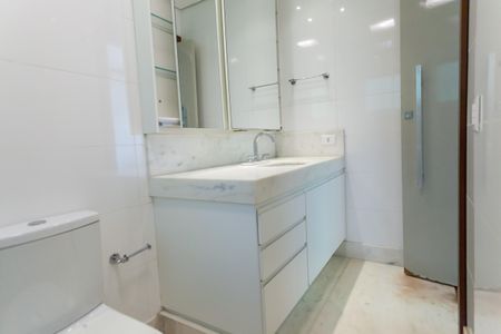 Casa de condomínio à venda com 390m², 3 quartos e 2 vagas Casa de condomínio à venda com 390m², 3 quartos e 2 vagasBanheiro da Suíte