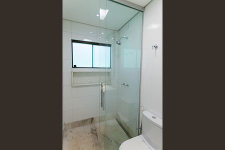 Casa de condomínio à venda com 390m², 3 quartos e 2 vagas Casa de condomínio à venda com 390m², 3 quartos e 2 vagasBanheiro da Suíte