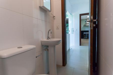 Casa de condomínio à venda com 390m², 3 quartos e 2 vagas Casa de condomínio à venda com 390m², 3 quartos e 2 vagasBanheiro de serviço