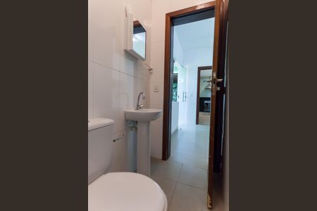 Casa de condomínio à venda com 390m², 3 quartos e 2 vagas Casa de condomínio à venda com 390m², 3 quartos e 2 vagasBanheiro de serviço