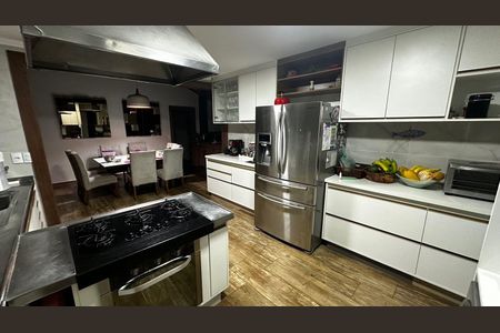 Casa de condomínio à venda com 520m², 6 quartos e 5 vagas Casa de condomínio à venda com 520m², 6 quartos e 5 vagasCozinha