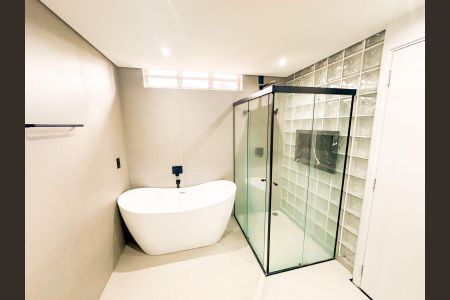 Casa de condomínio à venda com 520m², 6 quartos e 5 vagas Casa de condomínio à venda com 520m², 6 quartos e 5 vagasBanheiro