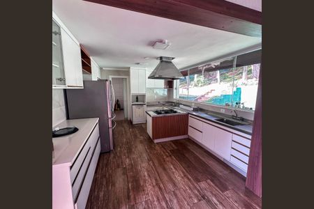 Casa de condomínio à venda com 520m², 6 quartos e 5 vagas Casa de condomínio à venda com 520m², 6 quartos e 5 vagasCozinha