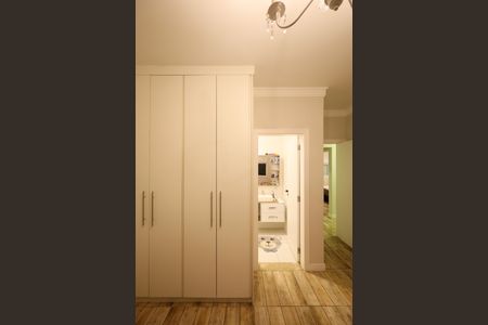 Casa de condomínio à venda com 257m², 4 quartos e 2 vagas Casa de condomínio à venda com 257m², 4 quartos e 2 vagasQuarto Suíte 2