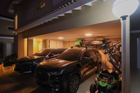 Casa de condomínio à venda com 257m², 4 quartos e 2 vagas Casa de condomínio à venda com 257m², 4 quartos e 2 vagasGaragem e fachada interna