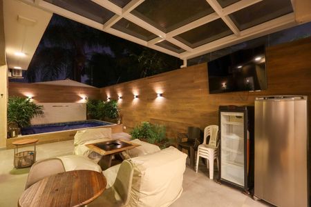 Casa de condomínio à venda com 257m², 4 quartos e 2 vagas Casa de condomínio à venda com 257m², 4 quartos e 2 vagasQuintal - Piscina