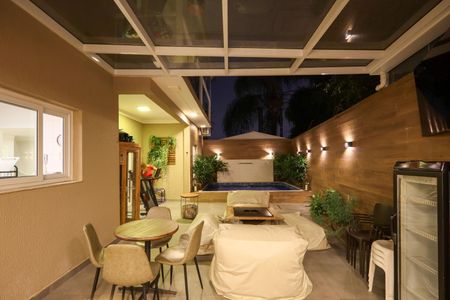 Casa de condomínio à venda com 257m², 4 quartos e 2 vagas Casa de condomínio à venda com 257m², 4 quartos e 2 vagasQuintal - Piscina