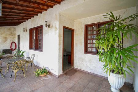 Casa à venda com 287m², 4 quartos e 2 vagas Casa à venda com 287m², 4 quartos e 2 vagasEntrada