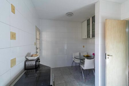 Casa à venda com 287m², 4 quartos e 2 vagas Casa à venda com 287m², 4 quartos e 2 vagasCozinha