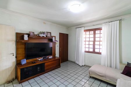 Casa à venda com 287m², 4 quartos e 2 vagas Casa à venda com 287m², 4 quartos e 2 vagasSala