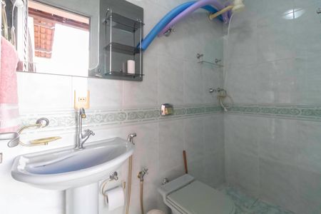 Casa à venda com 287m², 4 quartos e 2 vagas Casa à venda com 287m², 4 quartos e 2 vagasBanheiro social