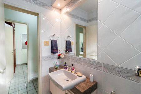 Casa à venda com 287m², 4 quartos e 2 vagas Casa à venda com 287m², 4 quartos e 2 vagasBanheiro social