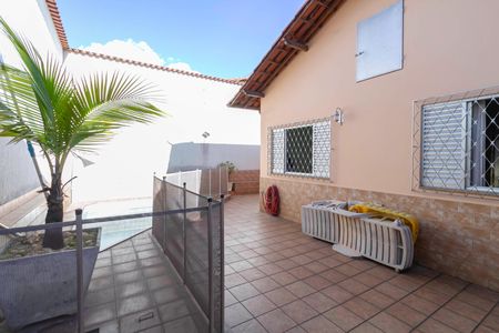 Casa à venda com 287m², 4 quartos e 2 vagas Casa à venda com 287m², 4 quartos e 2 vagasQuintal