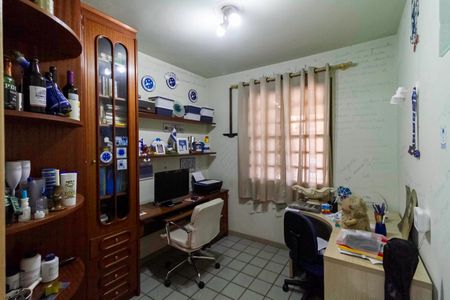 Casa à venda com 287m², 4 quartos e 2 vagas Casa à venda com 287m², 4 quartos e 2 vagasEscritório