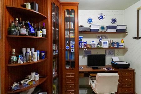 Casa à venda com 287m², 4 quartos e 2 vagas Casa à venda com 287m², 4 quartos e 2 vagasEscritório