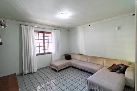 Casa à venda com 287m², 4 quartos e 2 vagas Casa à venda com 287m², 4 quartos e 2 vagasSala