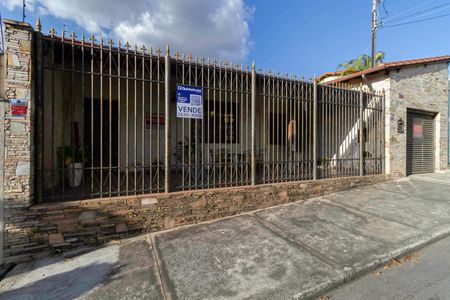 Casa à venda com 287m², 4 quartos e 2 vagas Casa à venda com 287m², 4 quartos e 2 vagasFachada e Placa