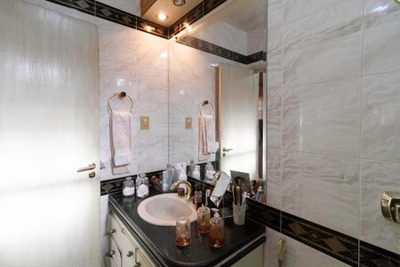 Casa à venda com 287m², 4 quartos e 2 vagas Casa à venda com 287m², 4 quartos e 2 vagasBanheiro da suíte