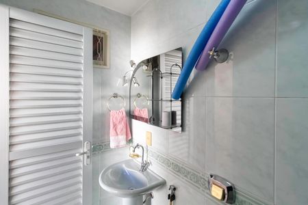 Casa à venda com 287m², 4 quartos e 2 vagas Casa à venda com 287m², 4 quartos e 2 vagasBanheiro social