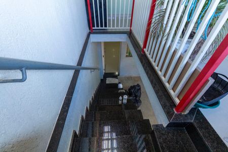 Casa à venda com 68m², 2 quartos e 2 vagasEscada externa