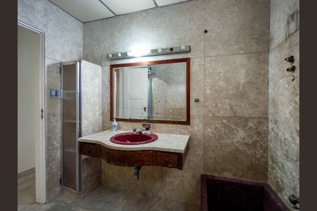 Casa para alugar com 506m², 10 quartos e 4 vagasBanheiro 2