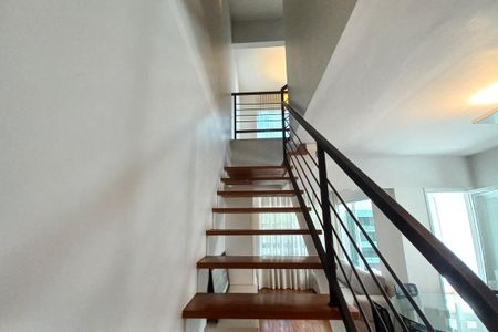 Apartamento para alugar com 110m², 2 quartos e 2 vagas Apartamento para alugar com 110m², 2 quartos e 2 vagasEscada