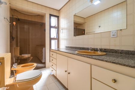 Apartamento para alugar com 278m², 4 quartos e 3 vagas Apartamento para alugar com 278m², 4 quartos e 3 vagasBanheiro da Suíte 1