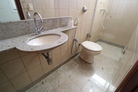 Casa para alugar com 404m², 5 quartos e 2 vagasBanheiro de serviço