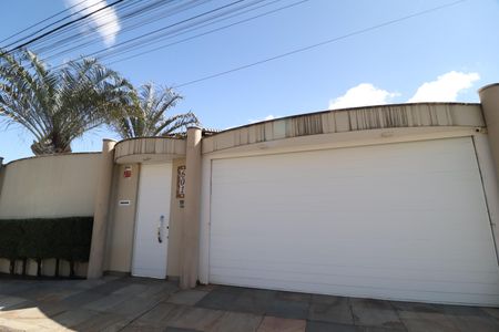 Casa para alugar com 404m², 5 quartos e 2 vagasFachada