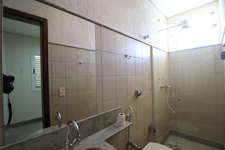 Casa para alugar com 404m², 5 quartos e 2 vagasBanheiro de serviço