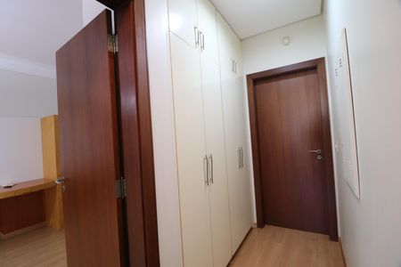 Casa para alugar com 404m², 5 quartos e 2 vagasCorredor Armário