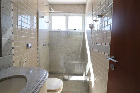 Casa para alugar com 404m², 5 quartos e 2 vagasBanheiro do Quarto 2