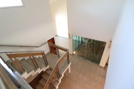 Casa para alugar com 404m², 5 quartos e 2 vagasEscada
