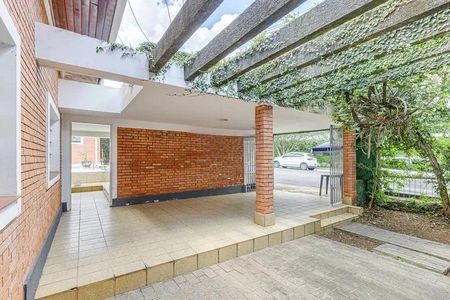 Casa à venda com 300m², 3 quartos e 2 vagasGaragem